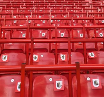 Manchester United fan group gifts badges to Bayern Munich supporters