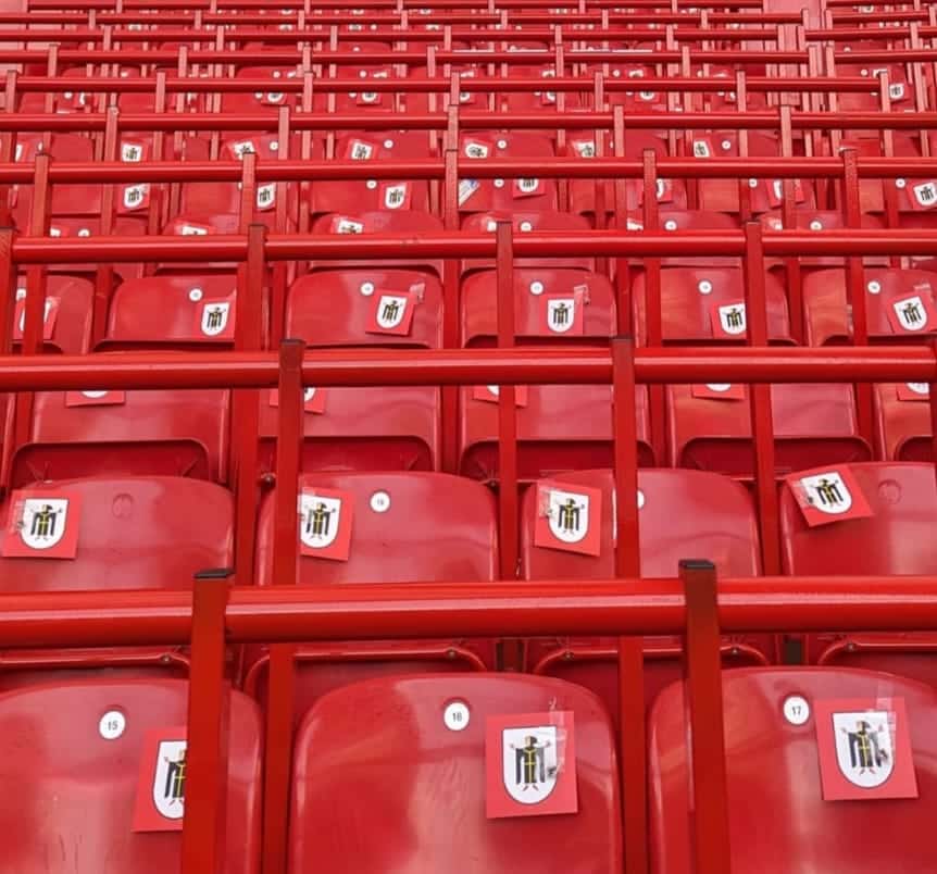 Manchester United fan group gifts badges to Bayern Munich supporters