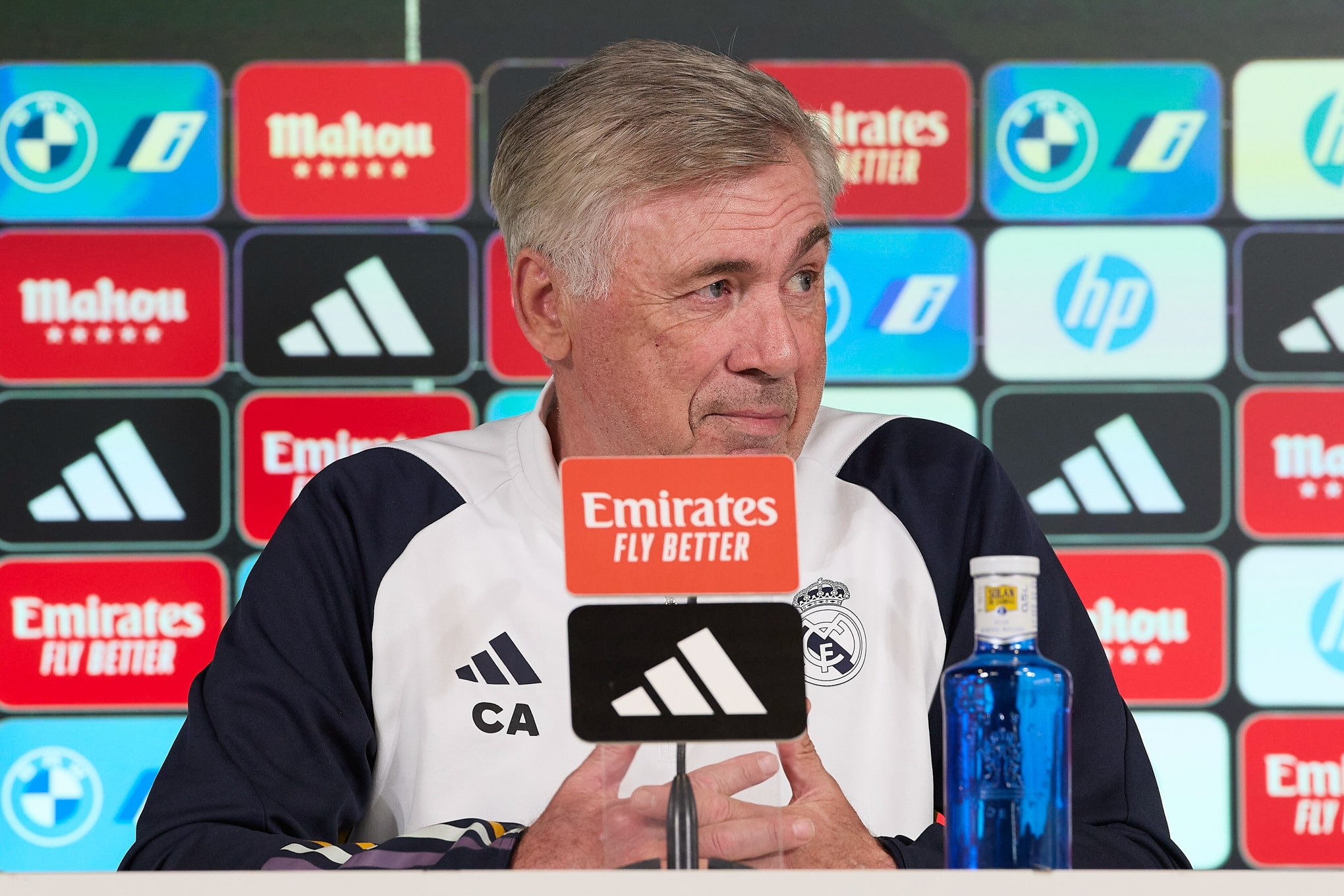 Carlo Ancelotti recreates viral picture during Real Madrid parade