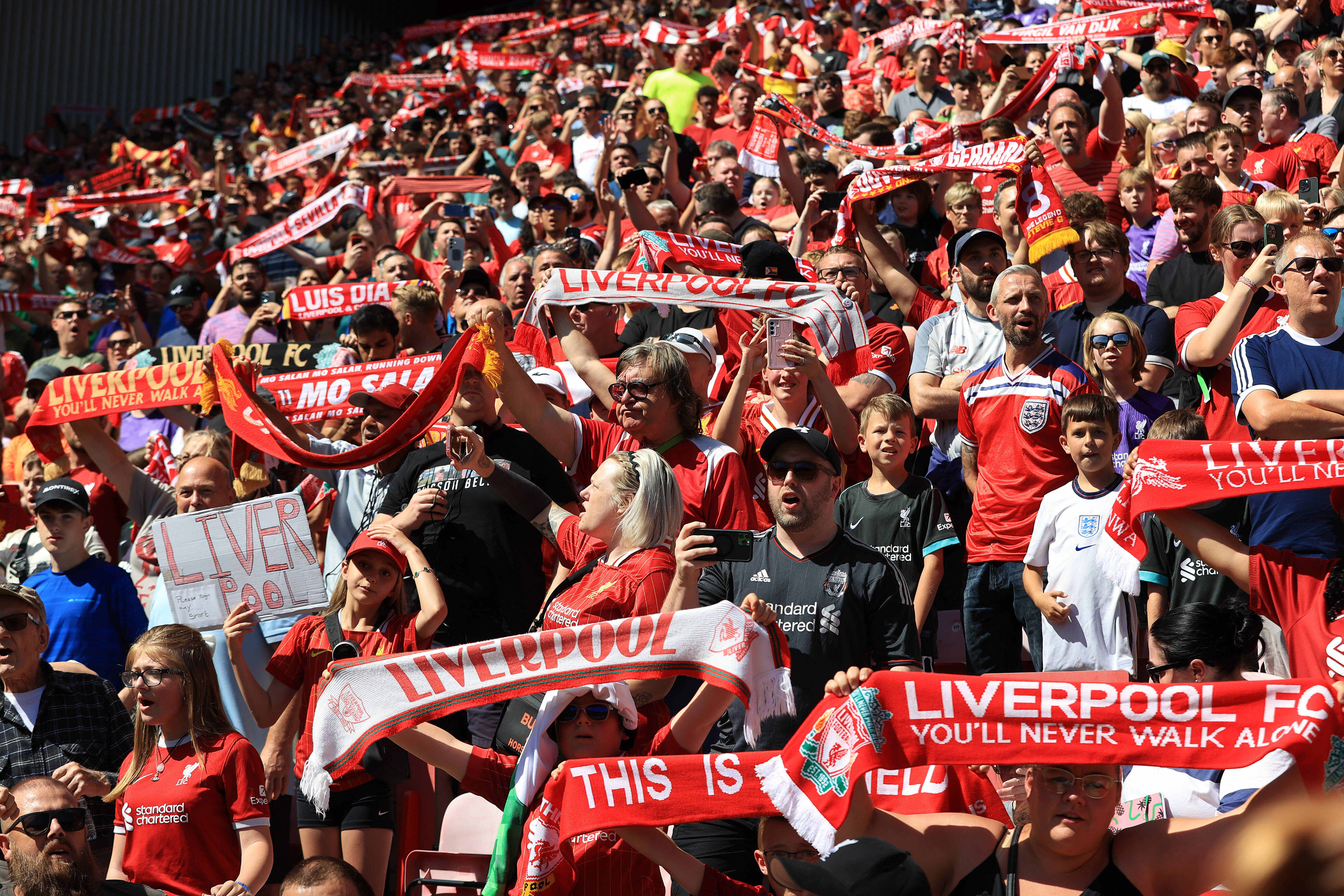 Famous Liverpool fans including Nelson Mandela, LeBron James, Angelina Jolie & others
