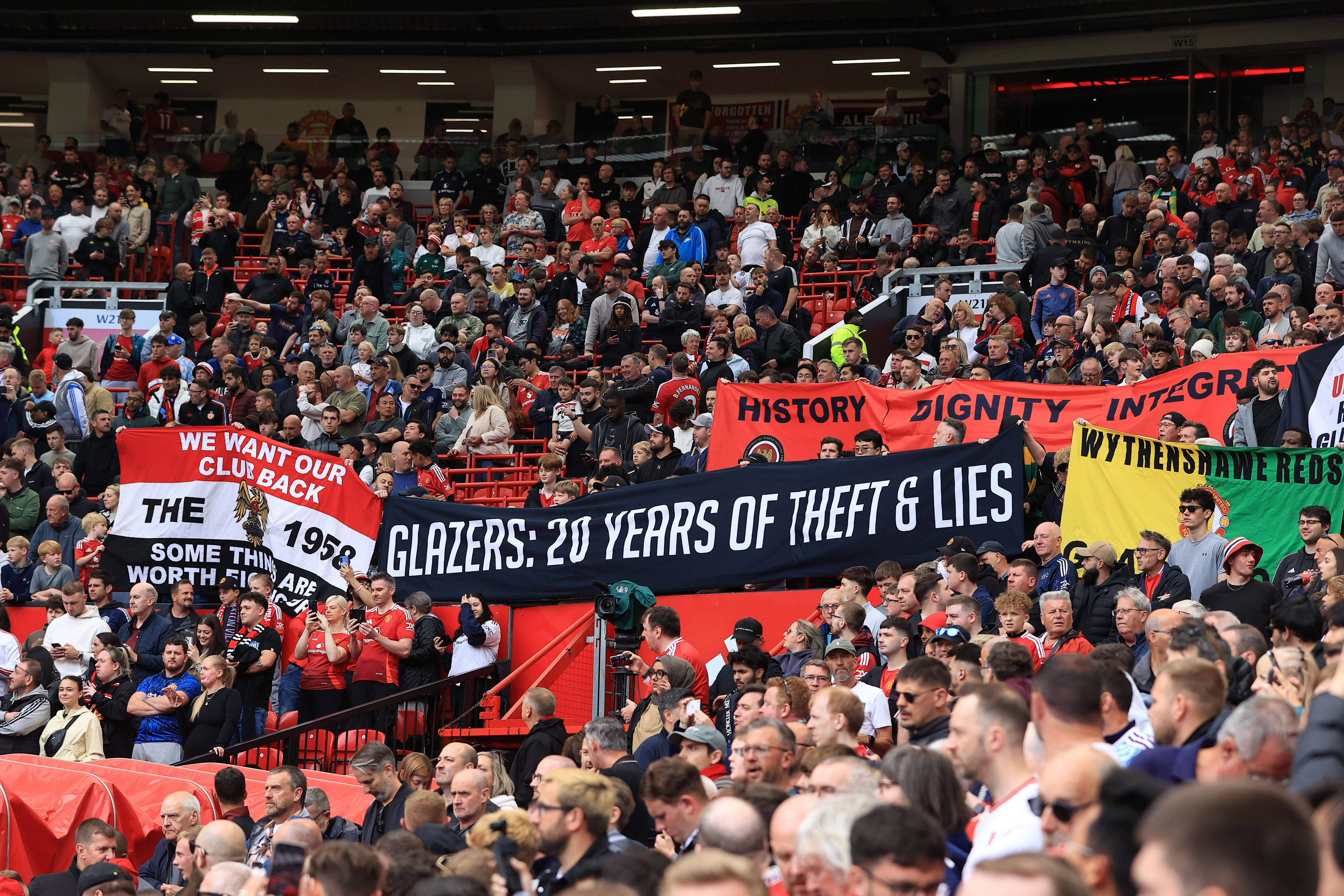 “We’re a laughing stock!” – Man Utd fans planning major protest against “toxic” club