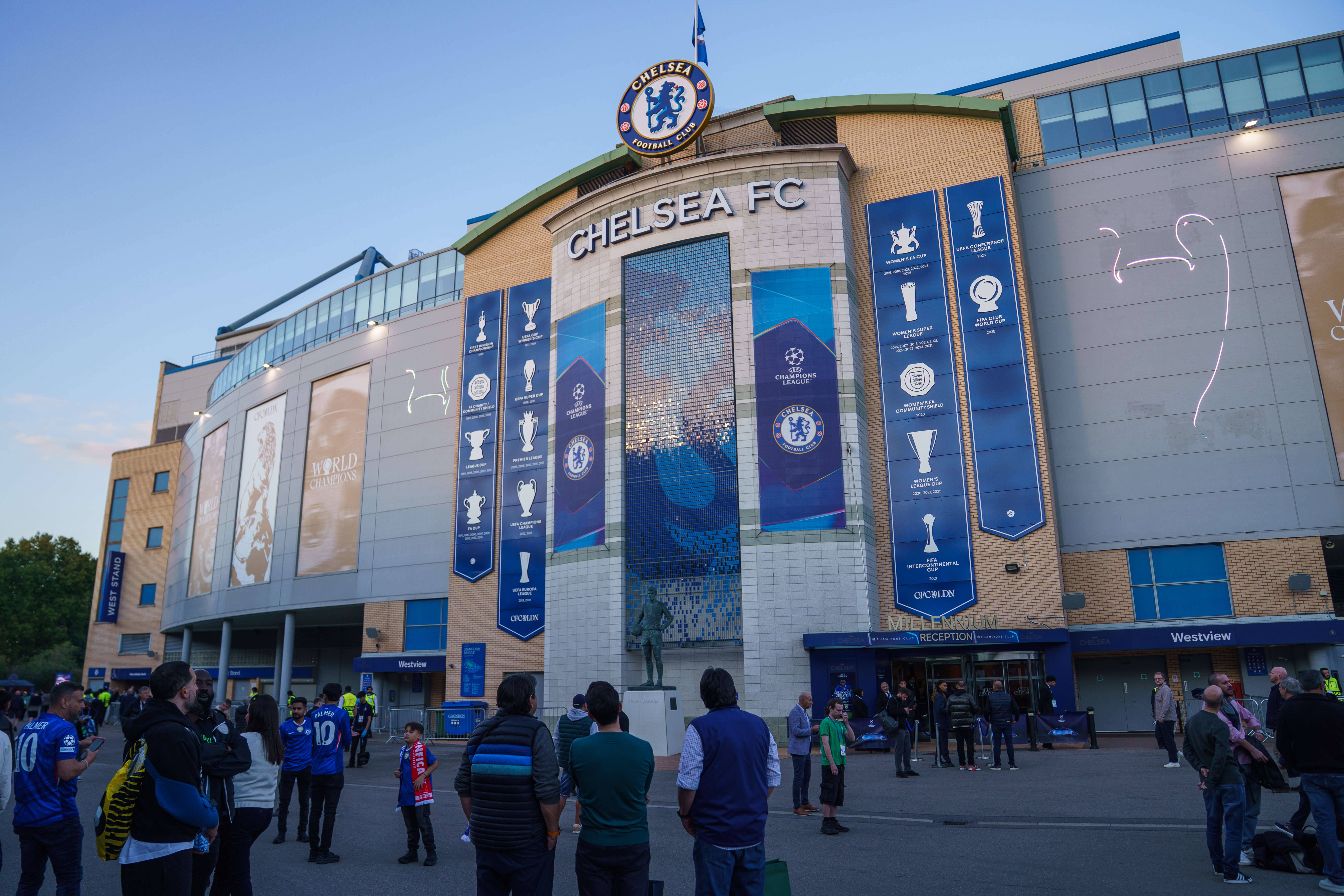 Where to Eat and Drink Near Stamford Bridge 2026: Best Pubs and Restaurants for Fans