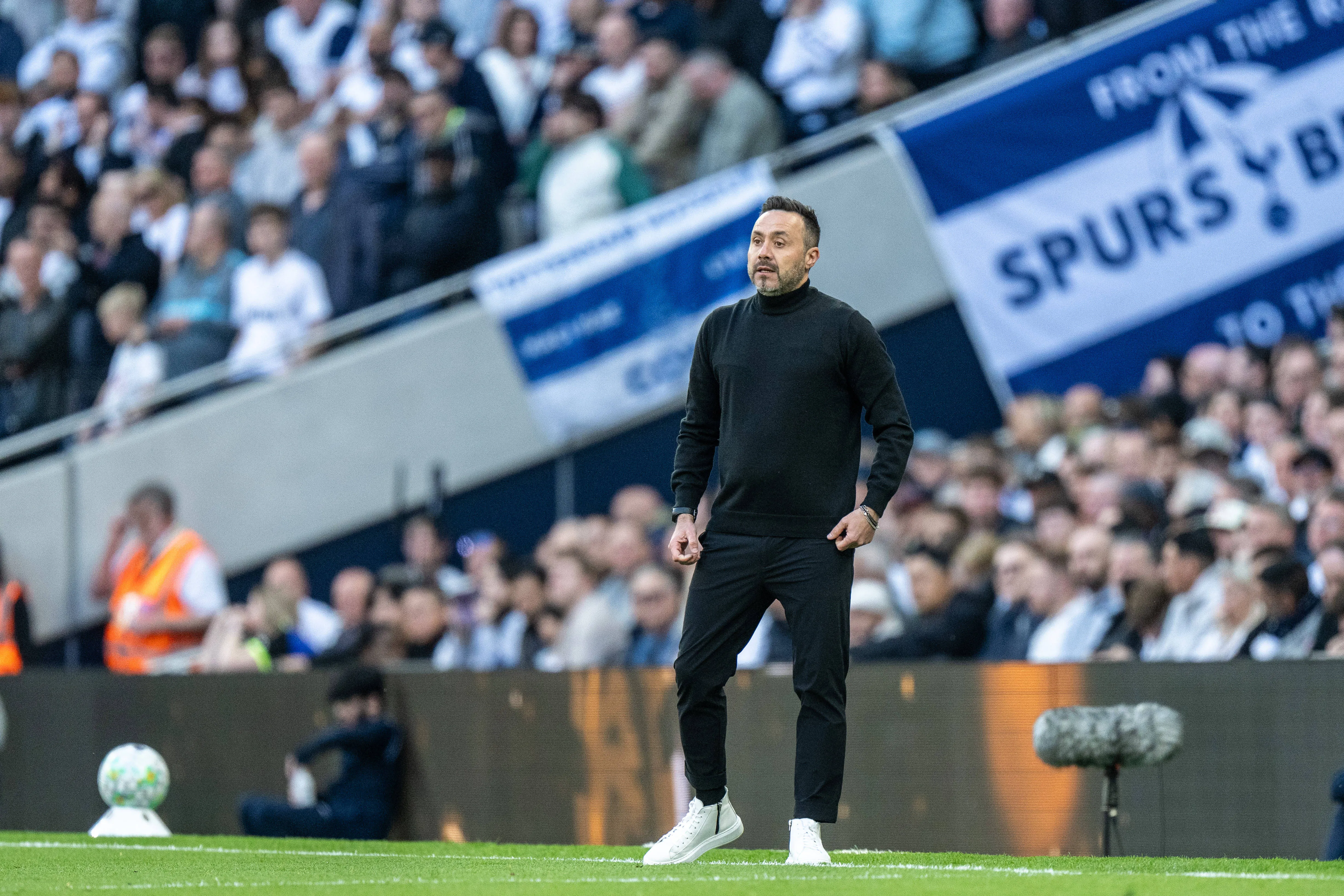Roberto De Zerbi on touchline at the Tottenham Hotspur Stadium