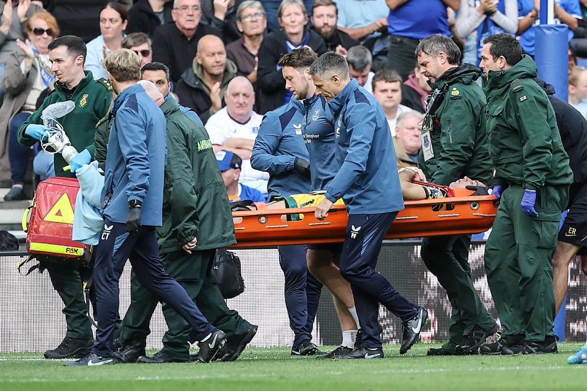 Everton fans clash over Emi Martinez boos at Hill Dickinson Stadium after Chelsea goalkeeper&rsquo;s head injury