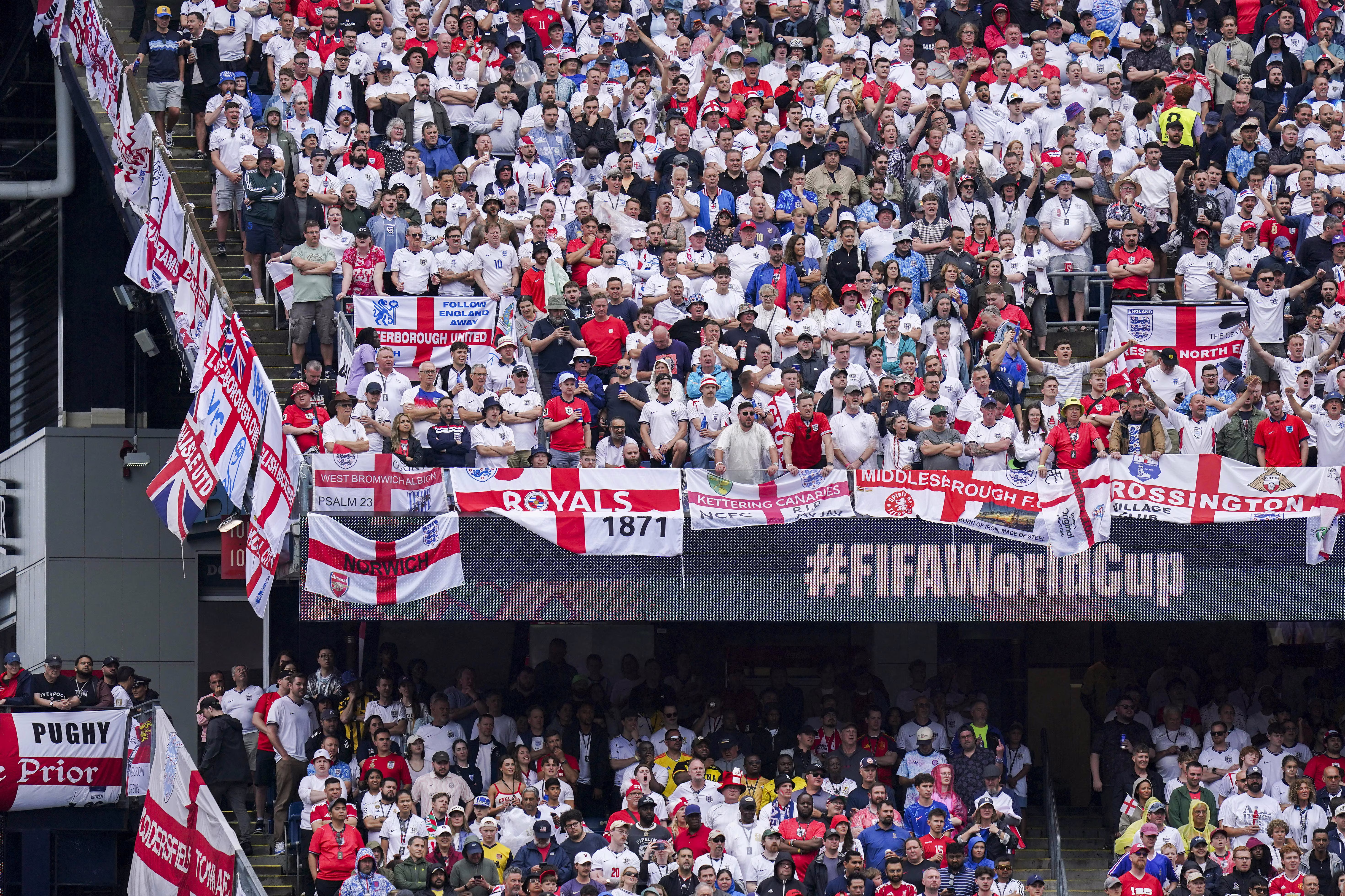 England fans take over Madison Square Garden for the darts ahead of World Cup crunch match