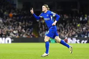 Chelsea fans hail local hero with touching tifo display