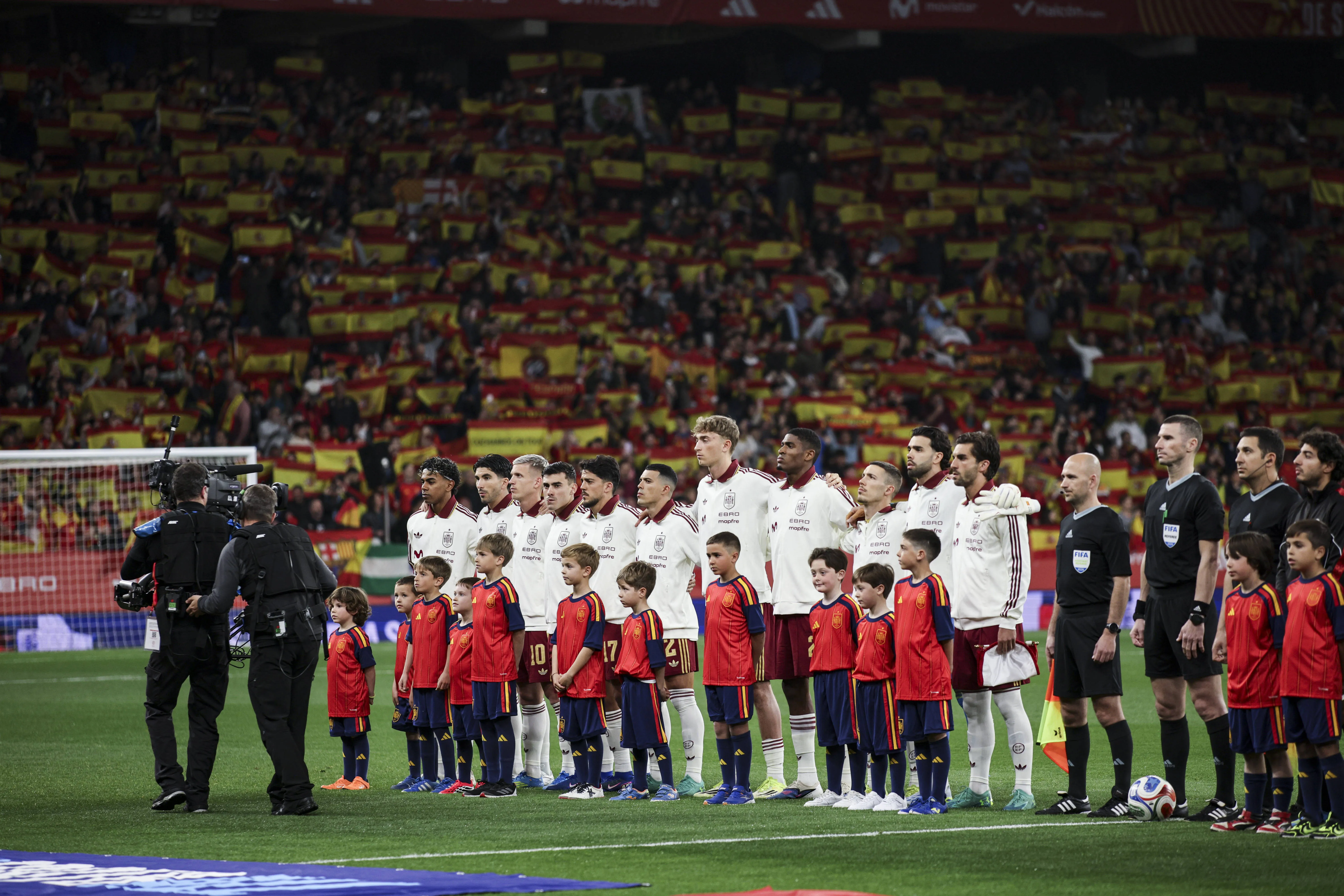 Spain players sing their national anthem