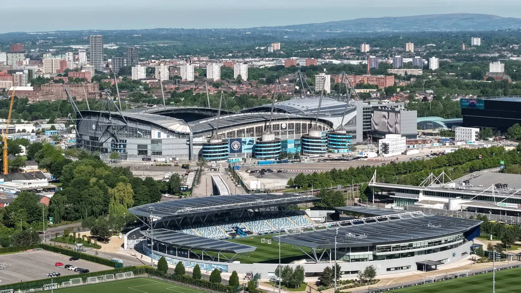 New Etihad Stadium footage shows roof and upper‑level works advancing with 2026/27 season looming