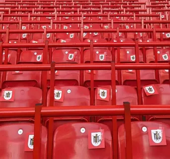 Manchester United fan group gifts badges to Bayern Munich supporters