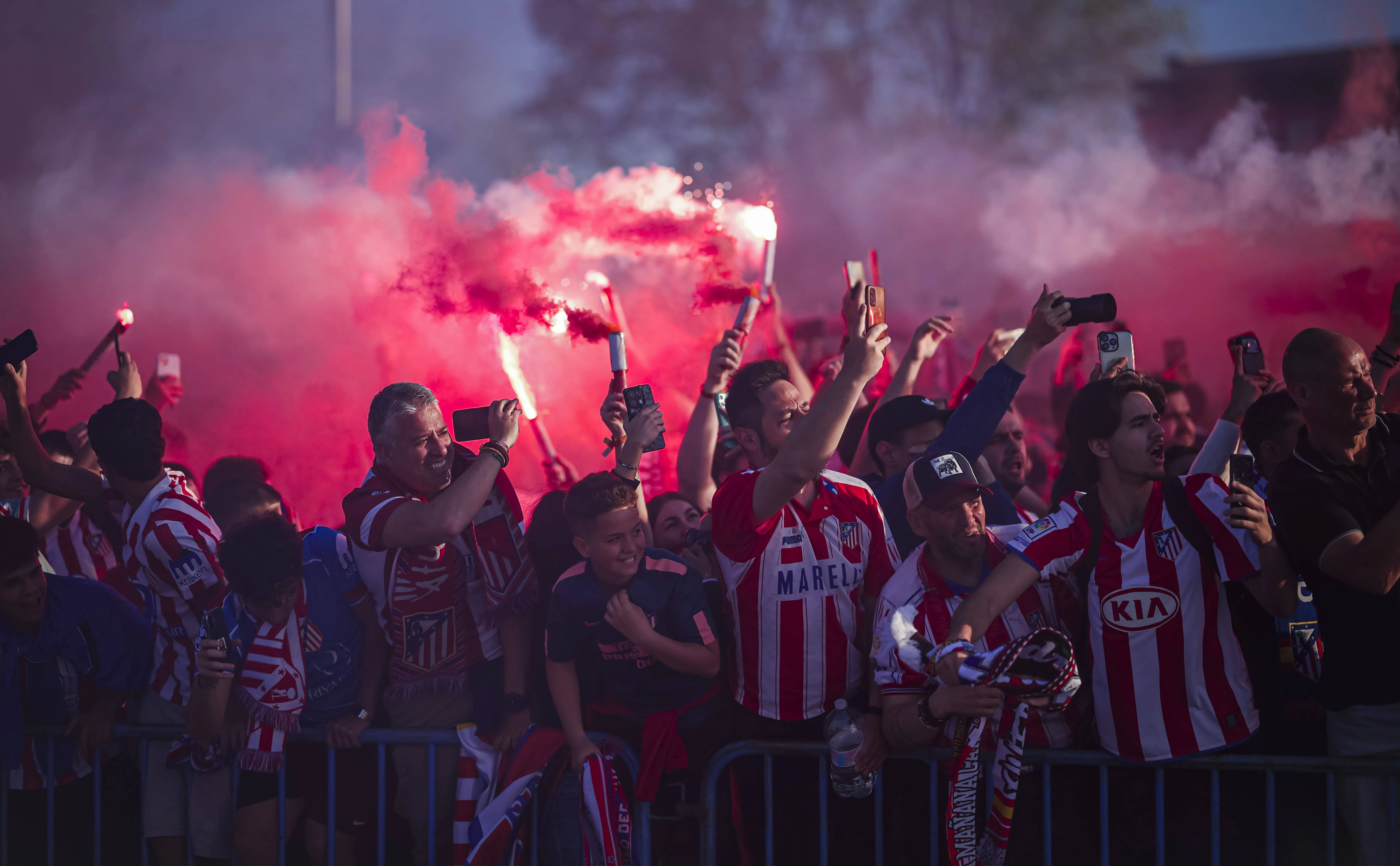 Watch as Atletico Madrid fans give players stunning Metropolitano welcome before Barcelona clash