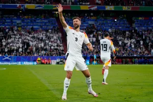 Niclas Füllkrug breaks Germany fan’s hand before Scotland match