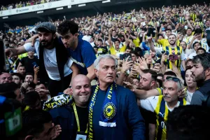 Thousands of Fenerbahce fans welcome Jose Mourinho to Istanbul
