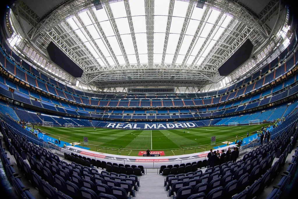 Real Madrid Stadium Upgrade | Full interior shot of new Santiago Bernabeu with retractable roof and pitch | Potential 2030 World Cup final stadium
