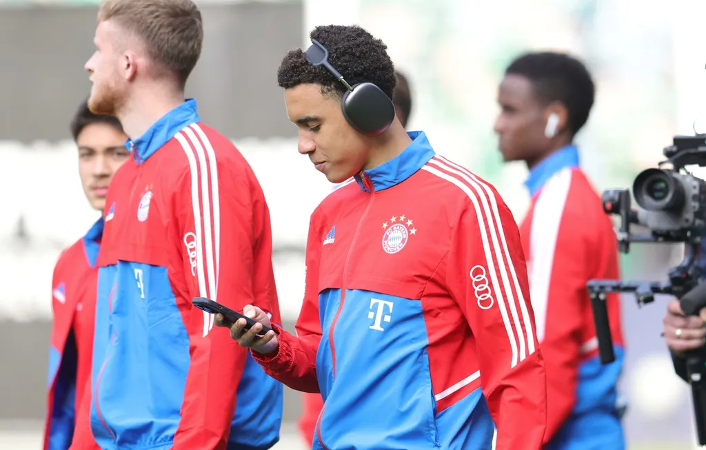 Jamal Musiala checking his phone and maybe a live score app