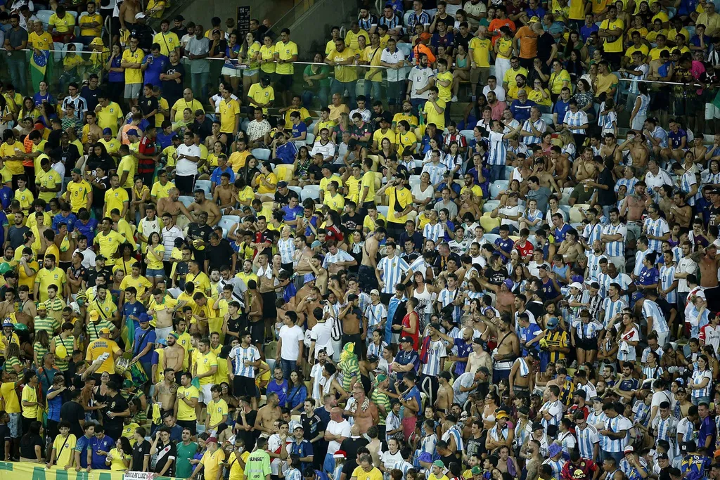 Brazil vs Argentina fan violence - Maracana 2