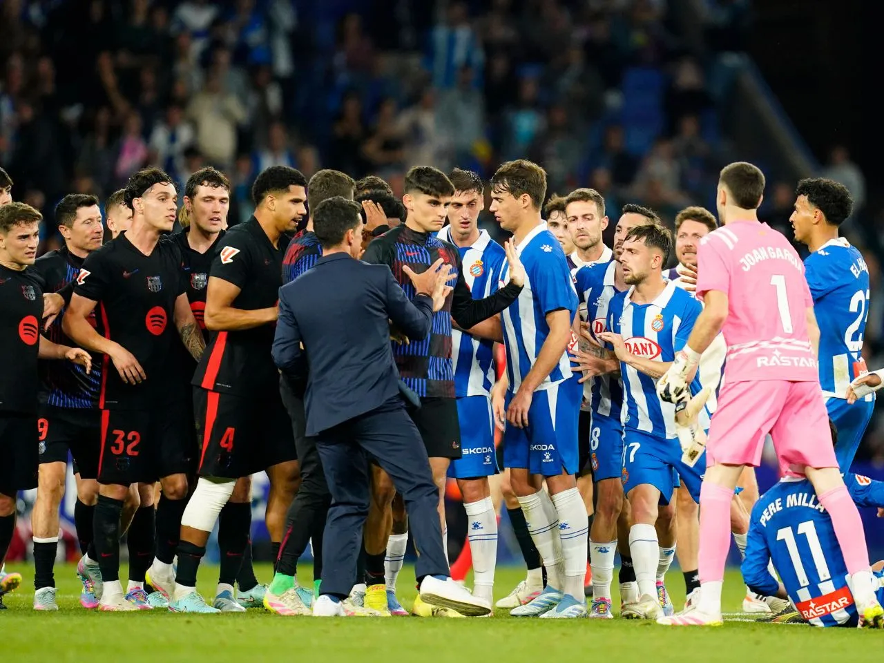 A confrontation between Barcelona and Espanyol players
