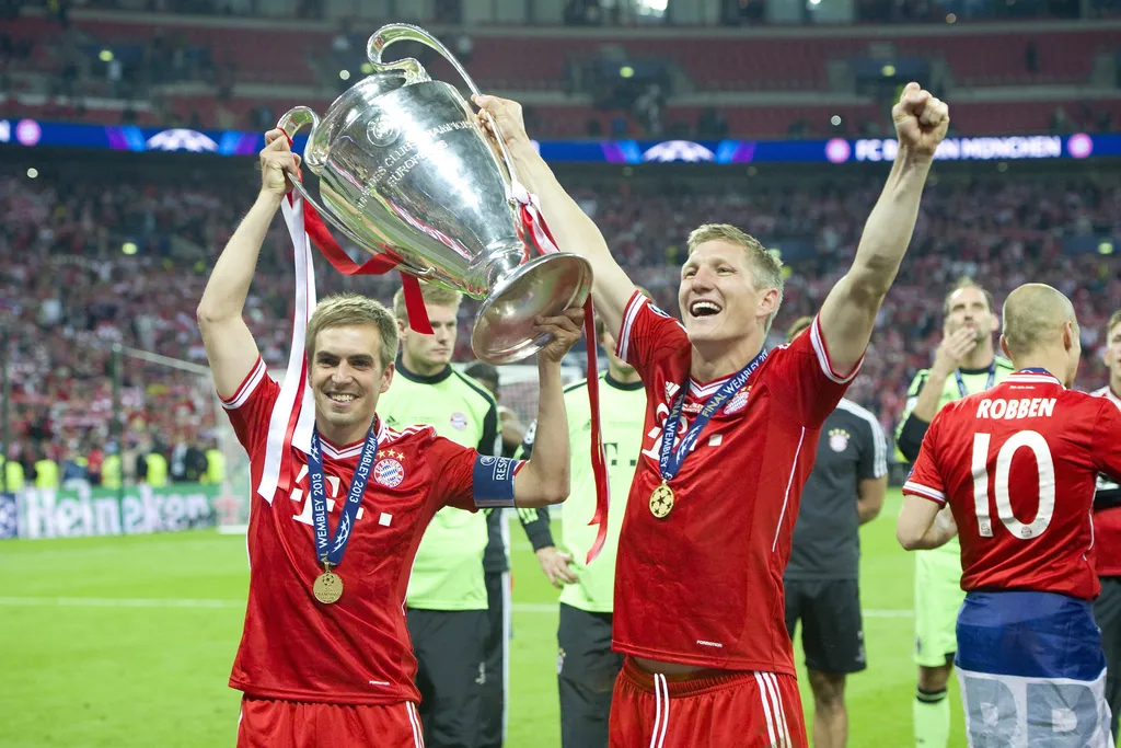 top 10 right backs in the history of world football
