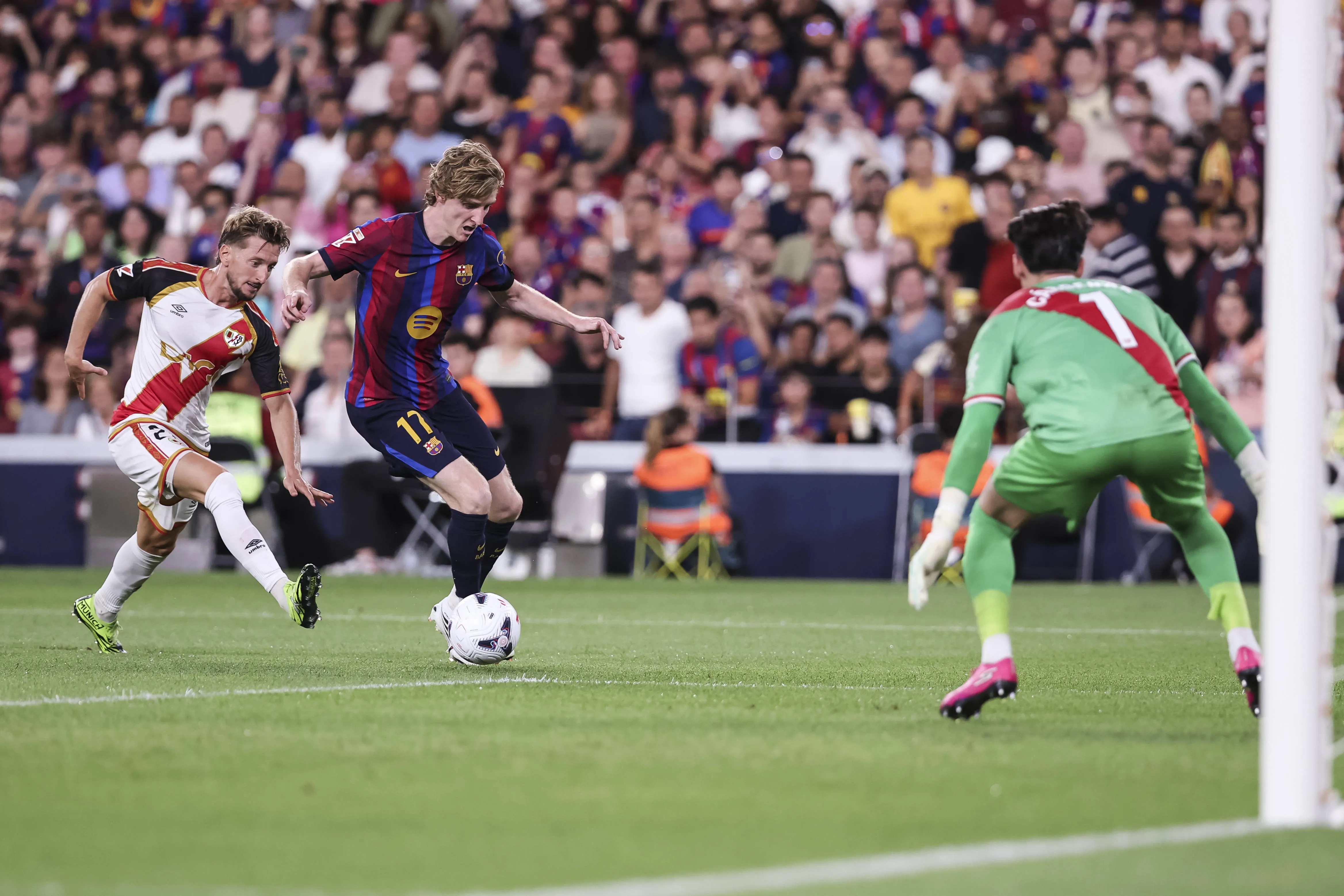 Barcelona fans unveil Anthony Gordon banner as he equals impressive Lionel Messi Camp Nou record
