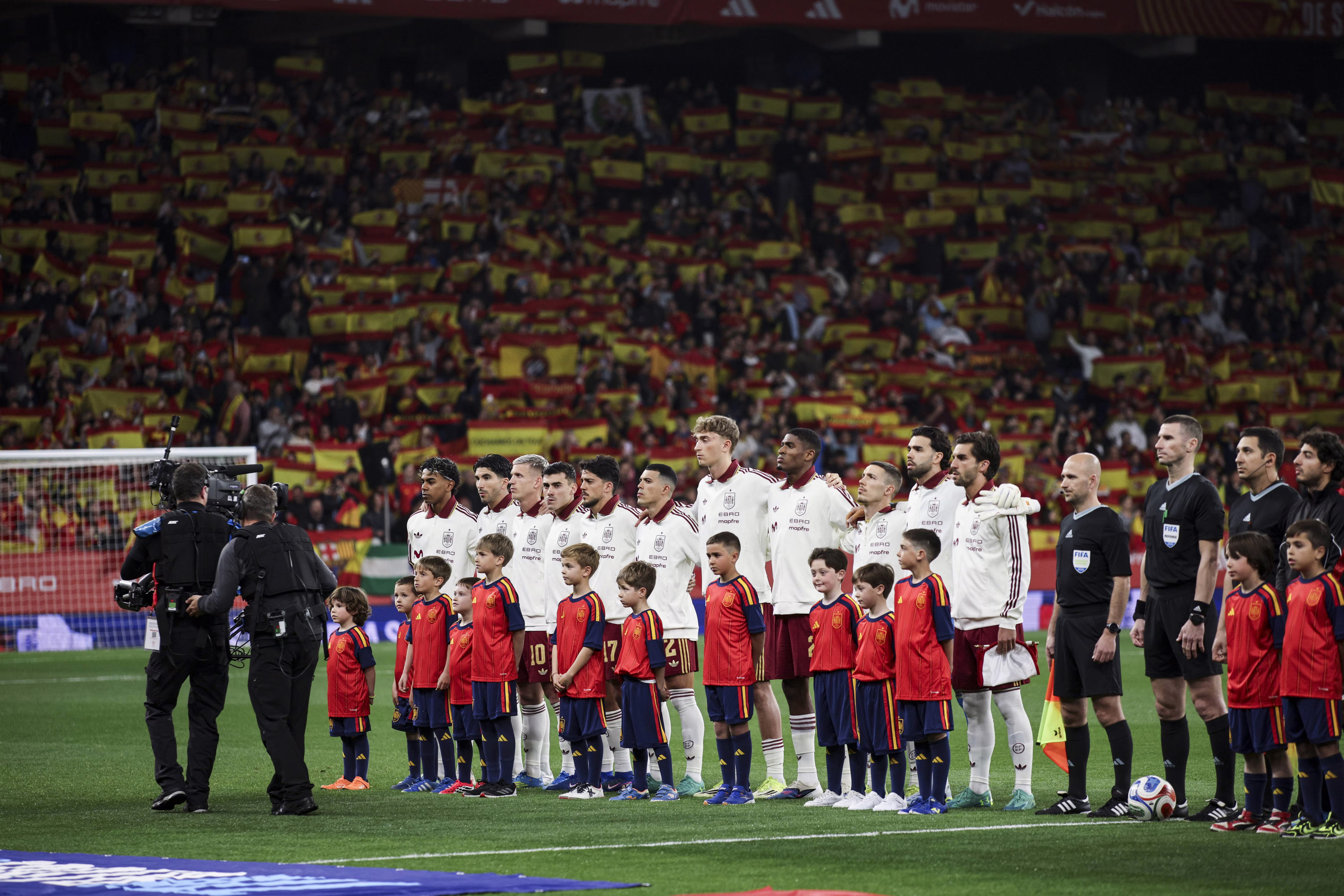 Spain players sing their national anthem