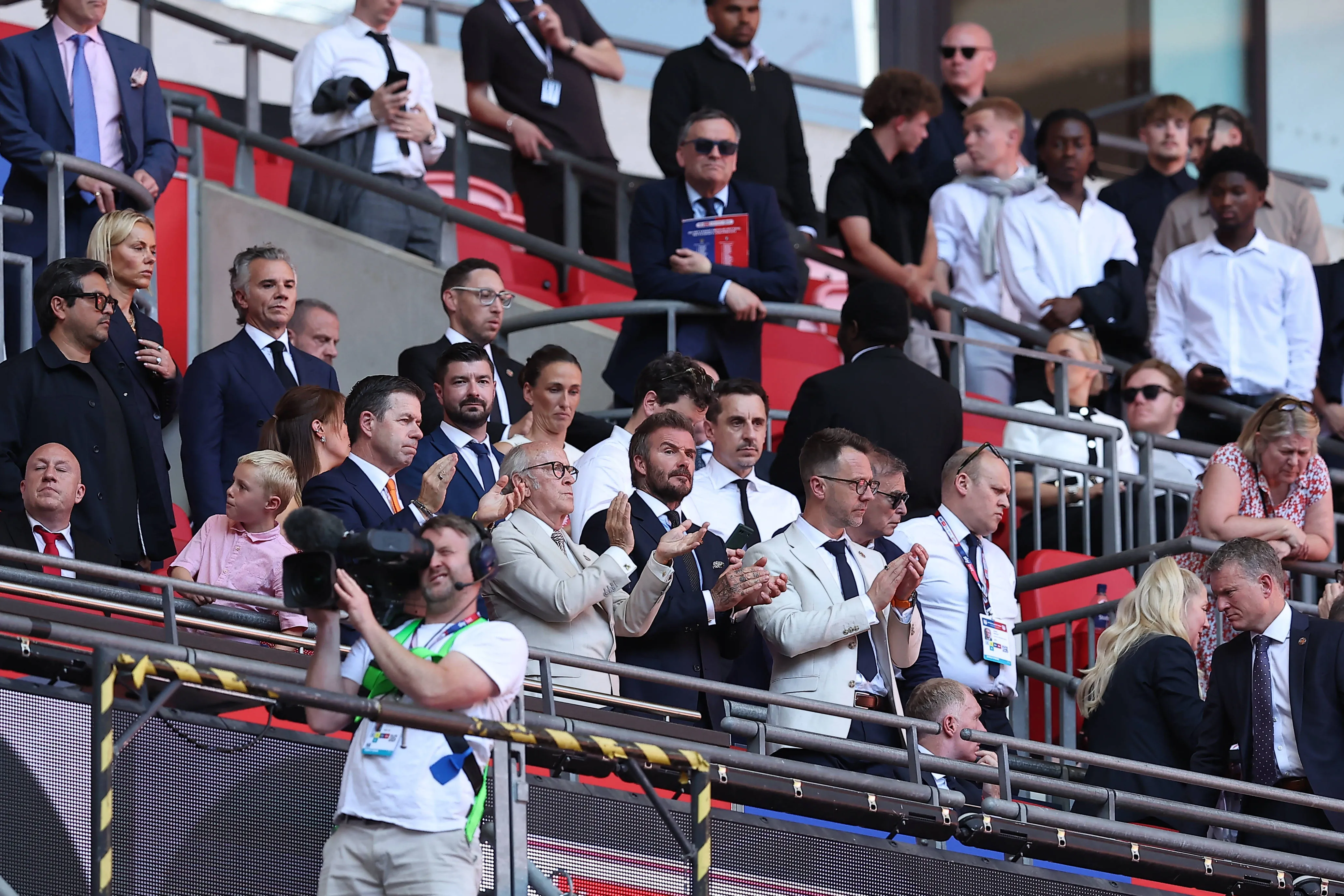 Paul Scholes, David Beckham and Gary Neville look on during League Two playoff final 