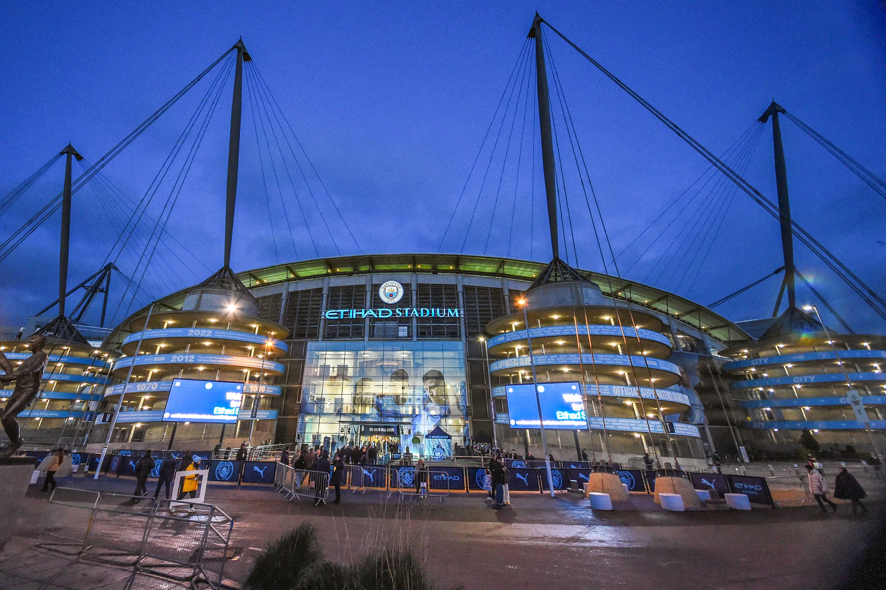 Where to Eat and Drink Near Etihad Stadium 2026: Best Pubs and Restaurants for Fans