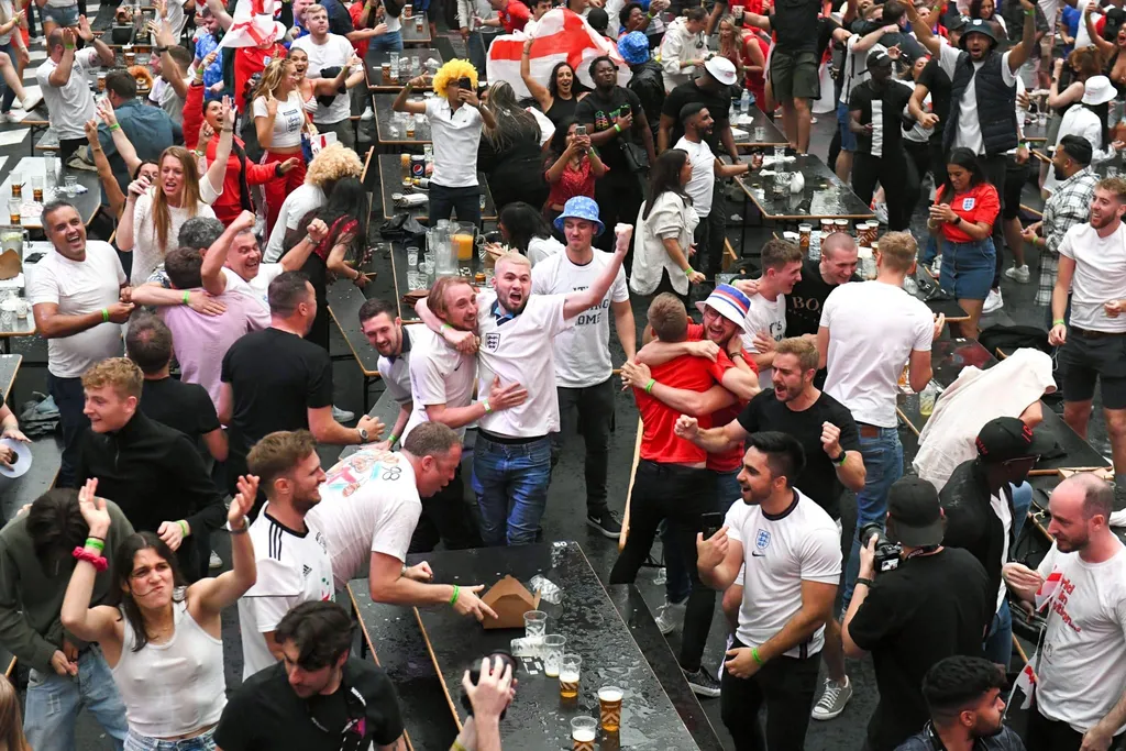 England and scotland fans