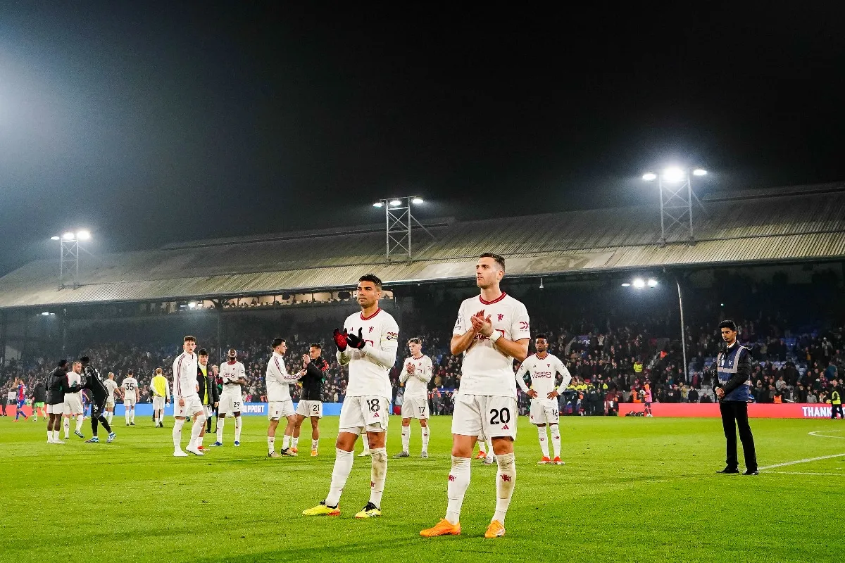 man utd players applaud man utd away fans