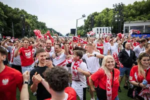 Poland fan throws bottle at Police in Berlin