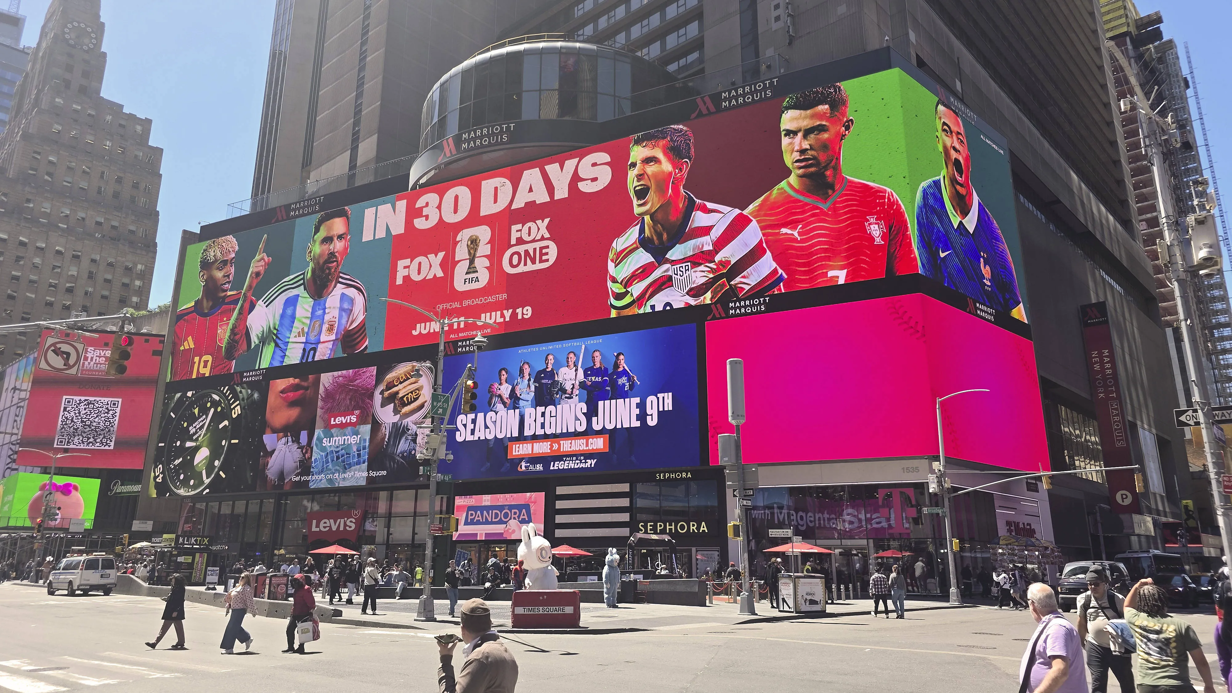 Watch as Argentina and Algeria fans clash in Times Square on eve of 2026 World Cup Group J match