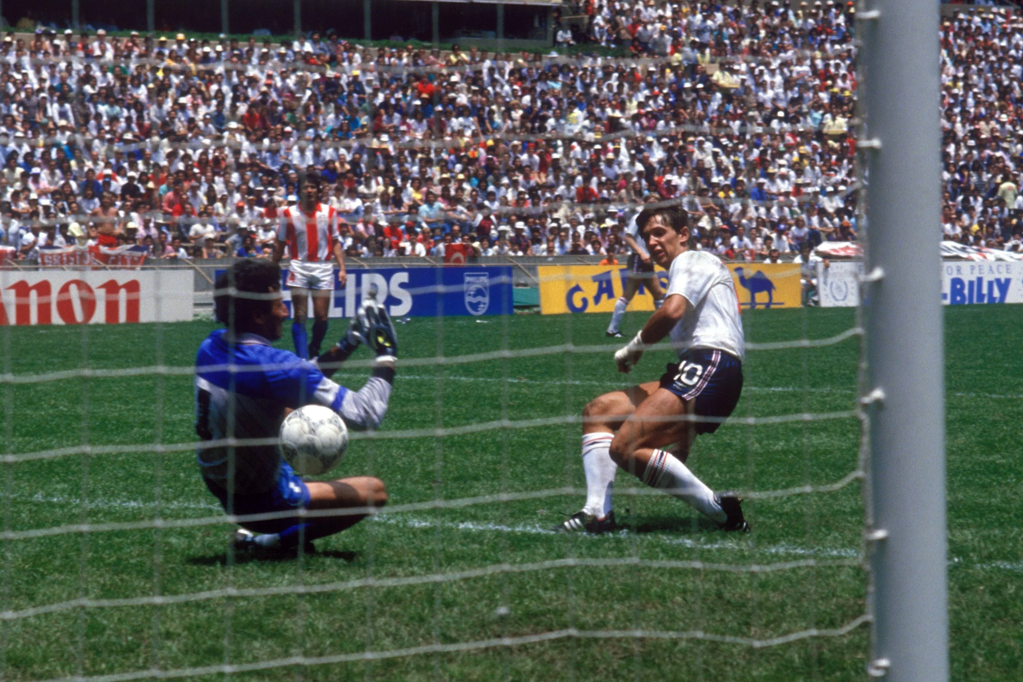 England's Gary Lineker scores against Paraguay at Estadio Azteca