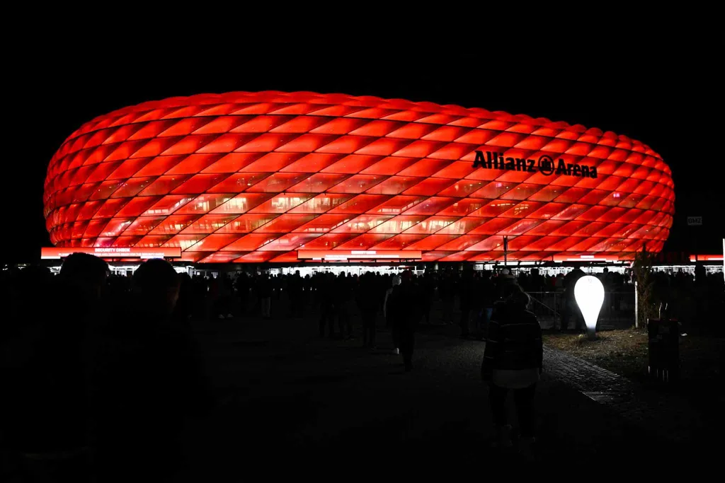 Allianz Arena at night | The Allianz Arena lights come on for three hours after sunset every night
