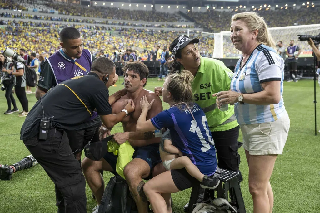 Brazil vs Argentina fan violence - Maracana 4