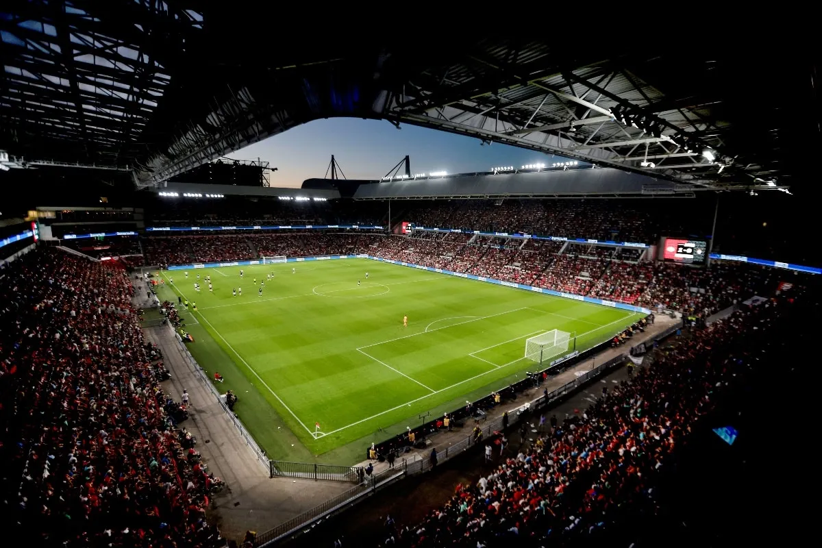 arsenal fans in eindhoven