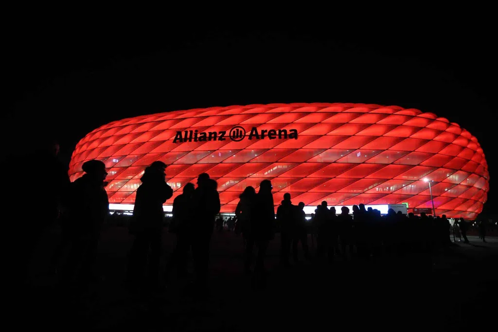 Allianz Arena at night | The Allianz Arena lights come on for three hours after sunset every night