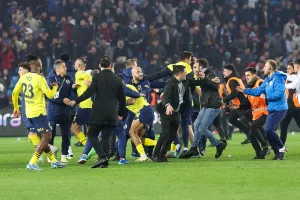 Ugly scenes as Trabzonspor fans attack Fenerbahce players on the pitch
