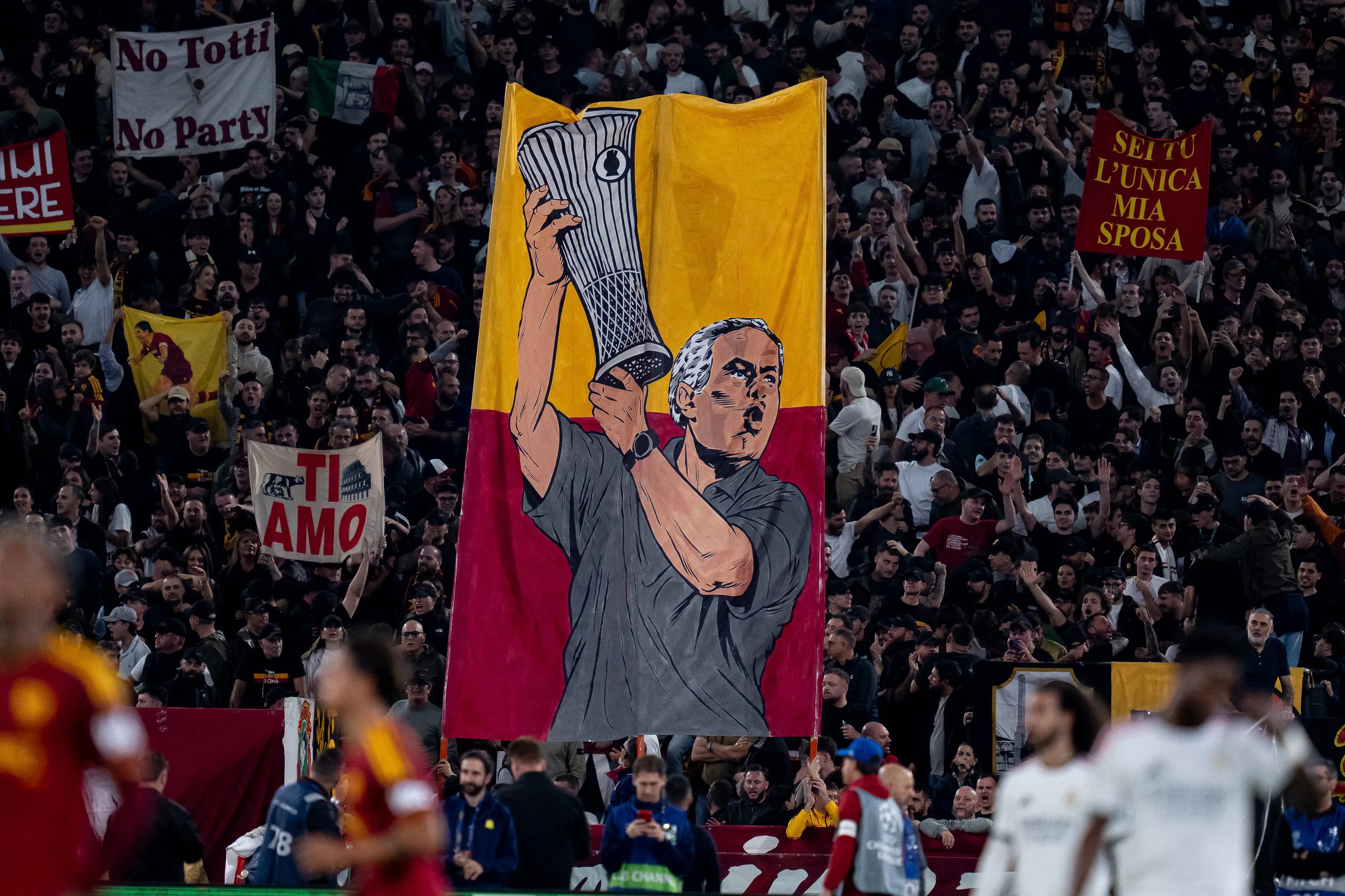 &lsquo;Immortal&rsquo; &ndash; AS Roma fans unveil special Jose Mourinho tifo on his return to Stadio Olimpico