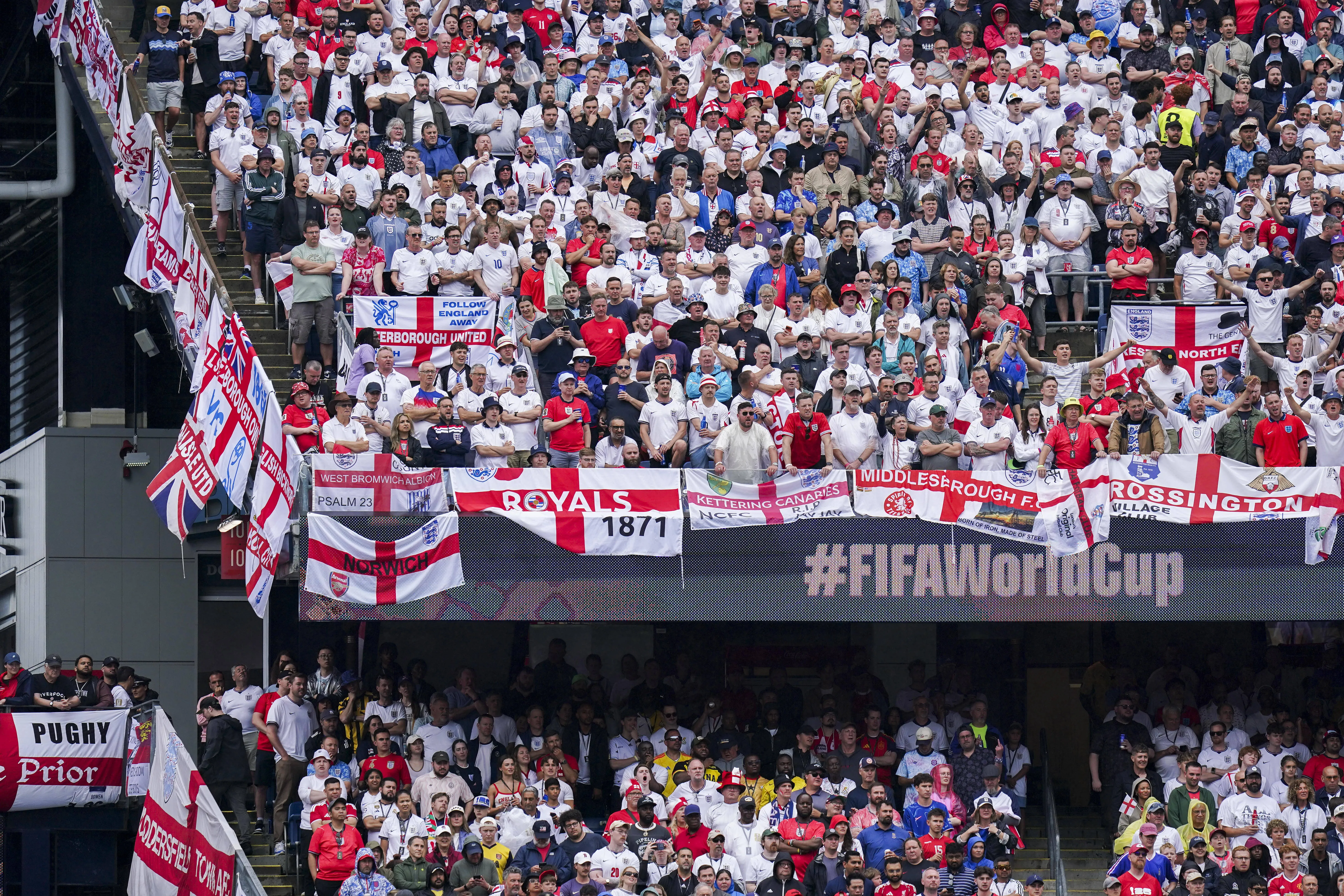 England fans take over Madison Square Garden for the darts ahead of World Cup crunch match
