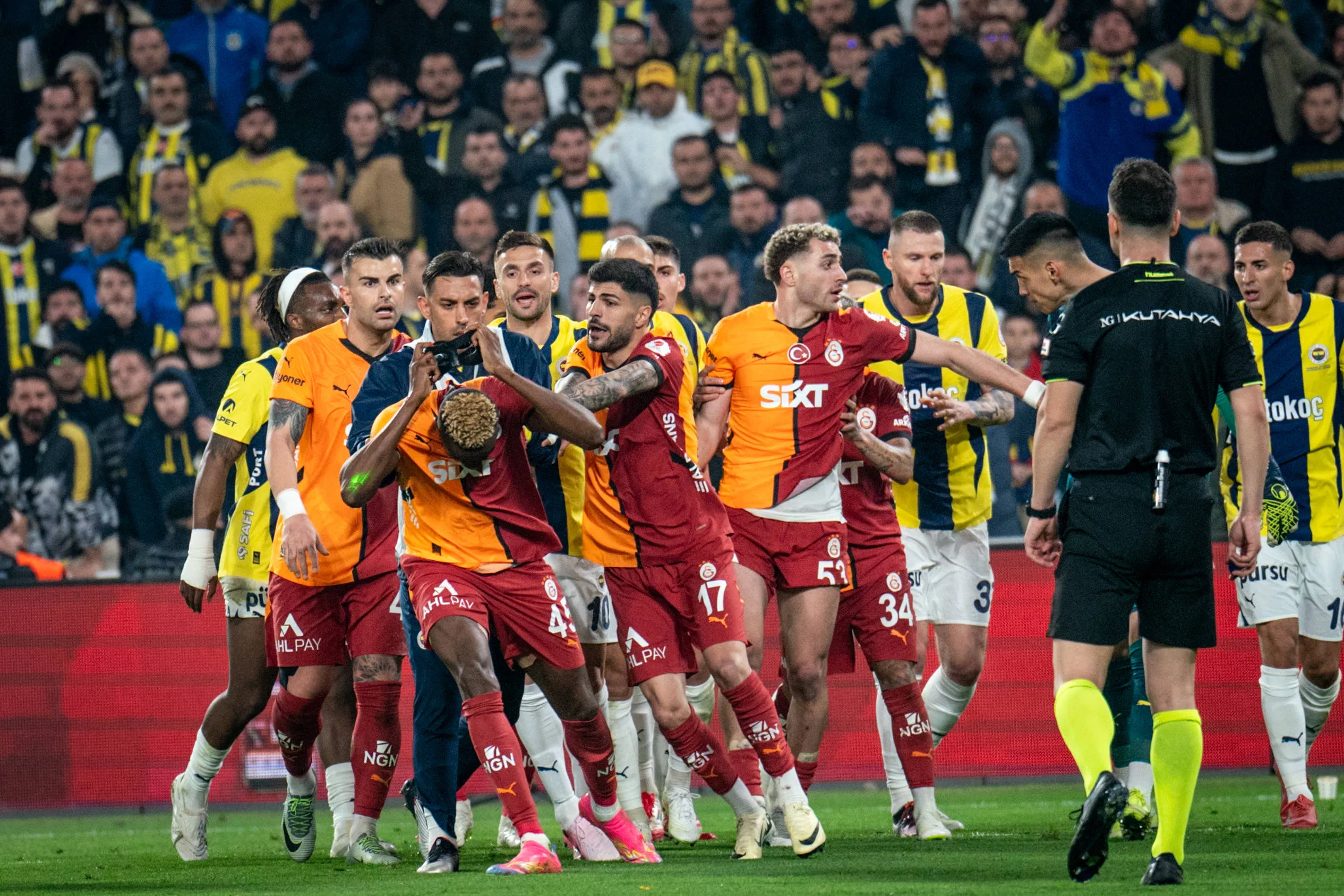 Fenerbahce and Galatasaray players and staff clash - Photo via IMAGO / Middle East Images