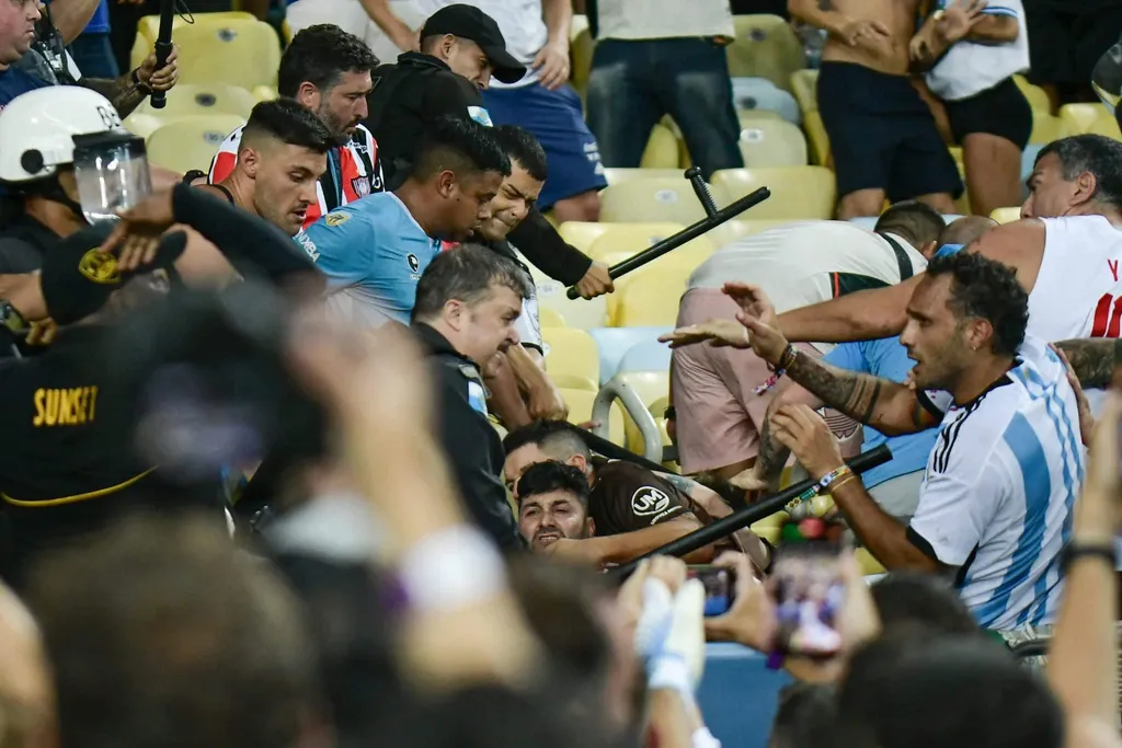 Brazil vs Argentina fan violence - Maracana 3