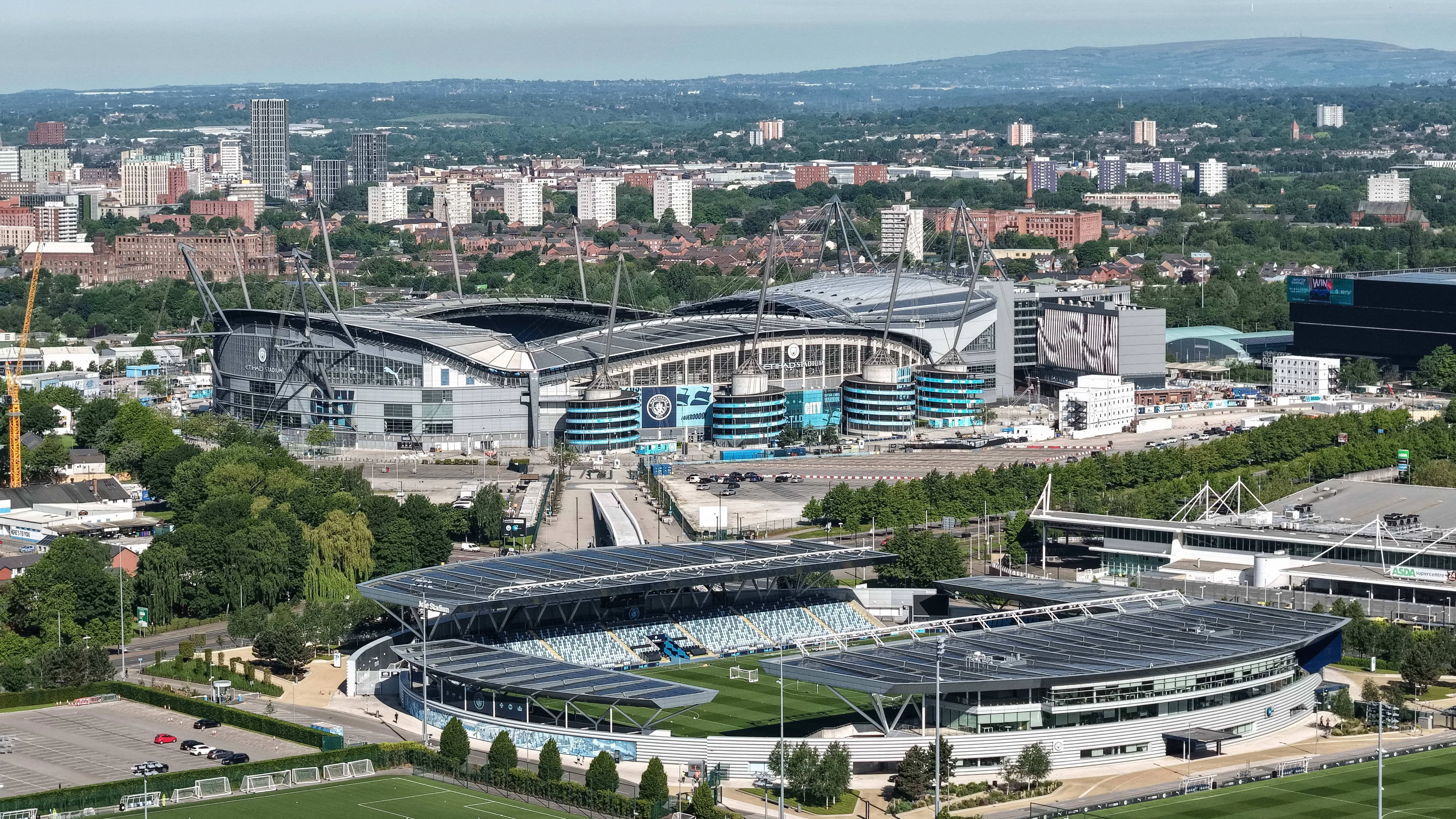 New Etihad Stadium footage shows roof and upper‑level works advancing with 2026/27 season looming