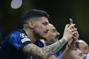 Fanatic football fans ‘search for news every day’ according to report